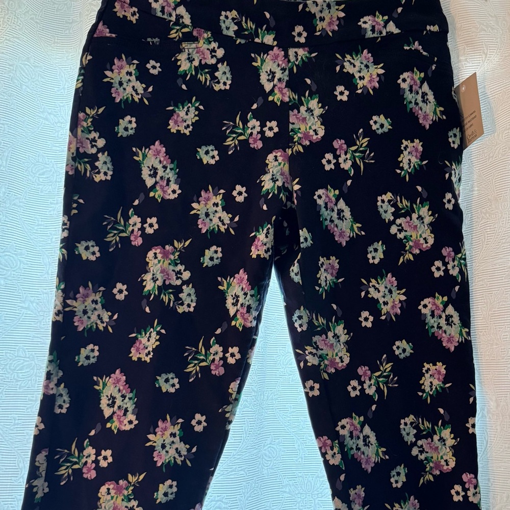 Croft & Barrow women’s dark blue capris with Floral Design